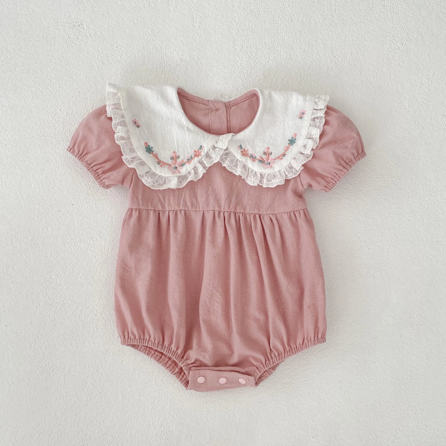 Pelele para Niñas y Bebés con Encaje Floral y Bordado Dulce