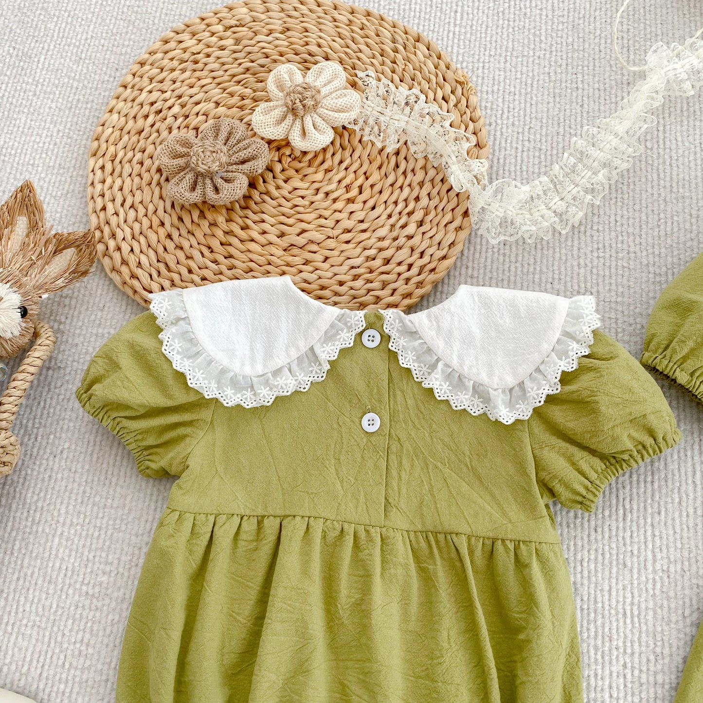 Pelele para Niñas y Bebés con Encaje Floral y Bordado Dulce