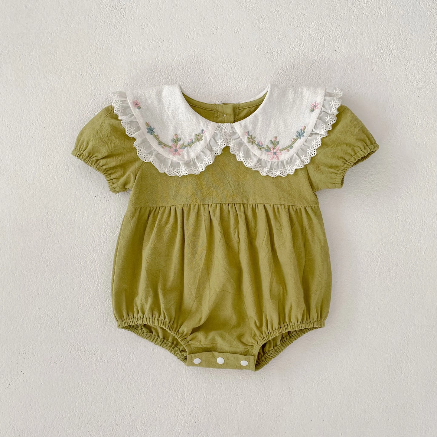 Pelele para Niñas y Bebés con Encaje Floral y Bordado Dulce