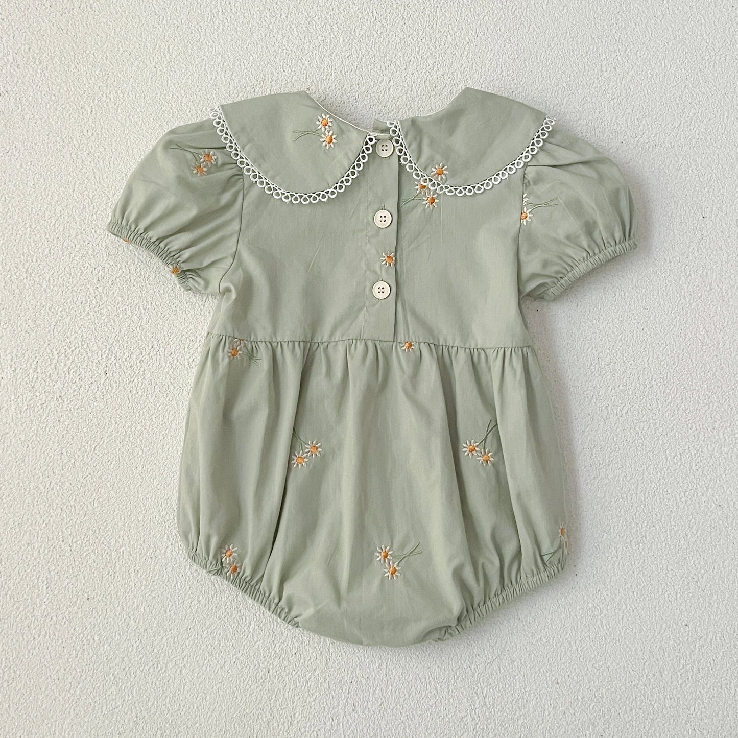 Vestido y Pelele con Flores Bordadas - Un barquito