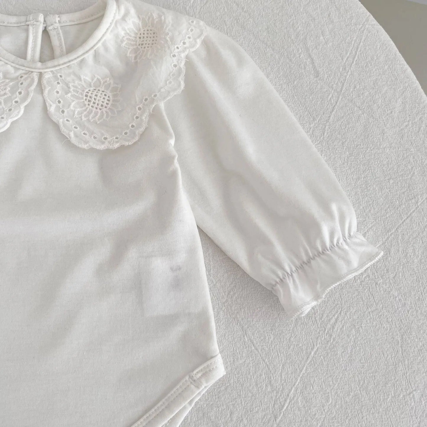 Body de algodón con cuello de encaje para bebé – Un barquito