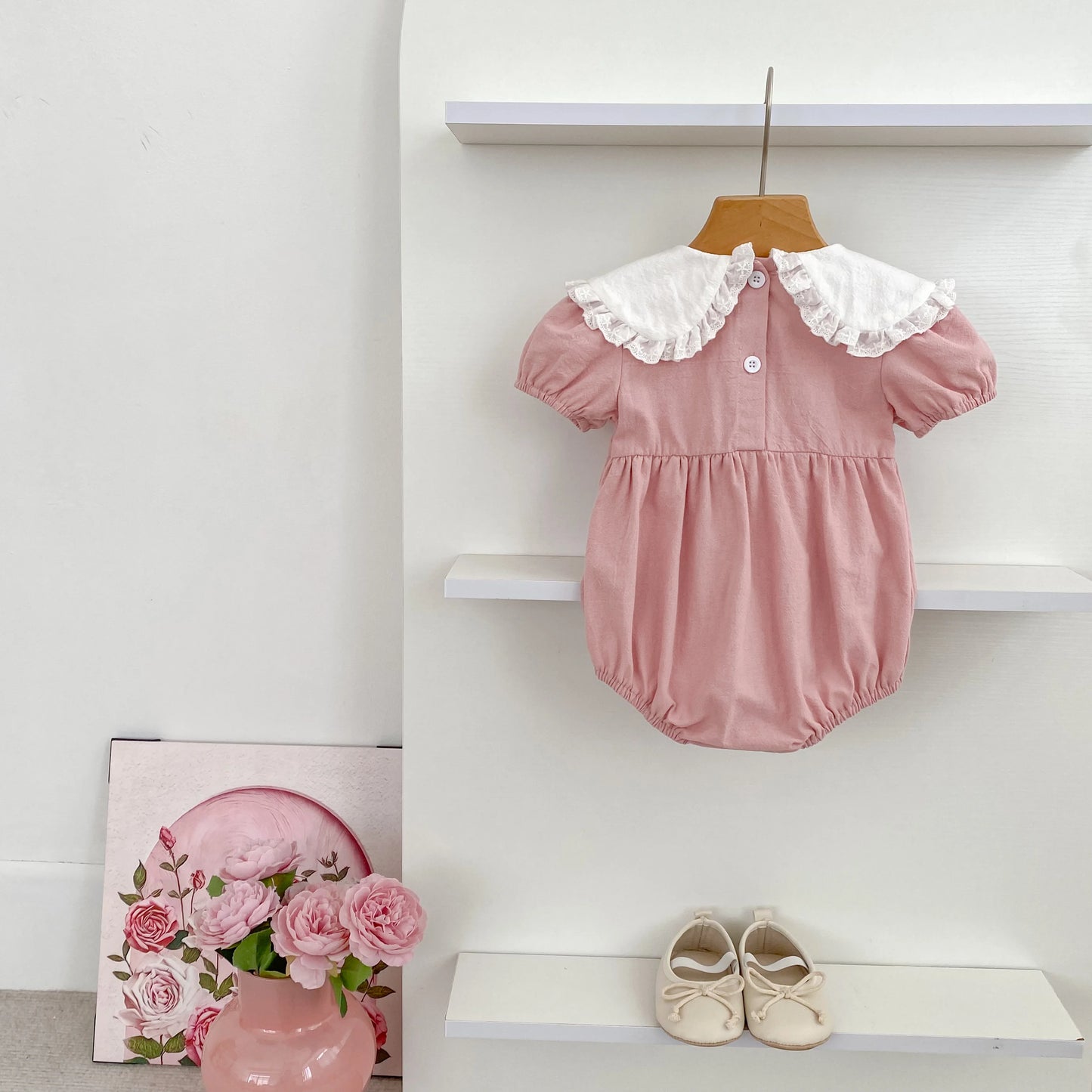 Pelele para Niñas y Bebés con Encaje Floral y Bordado Dulce