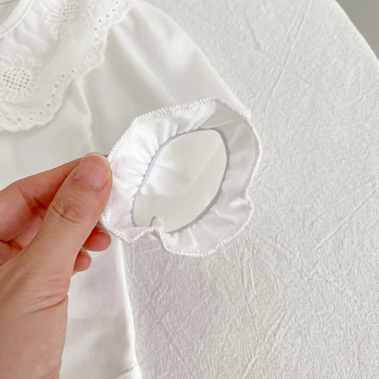 Body de algodón con cuello de encaje para bebé – Un barquito