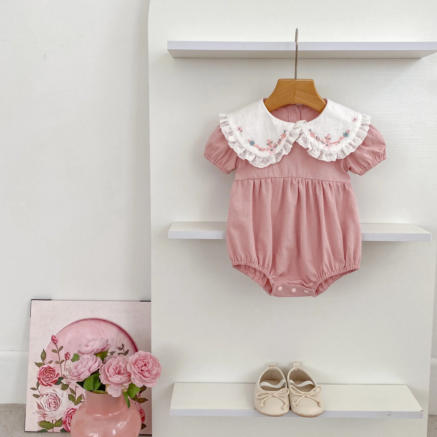 Pelele para Niñas y Bebés con Encaje Floral y Bordado Dulce