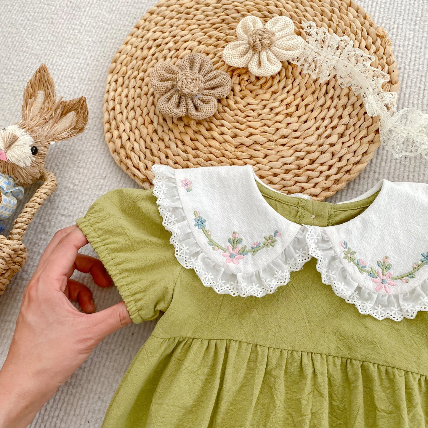 Pelele para Niñas y Bebés con Encaje Floral y Bordado Dulce