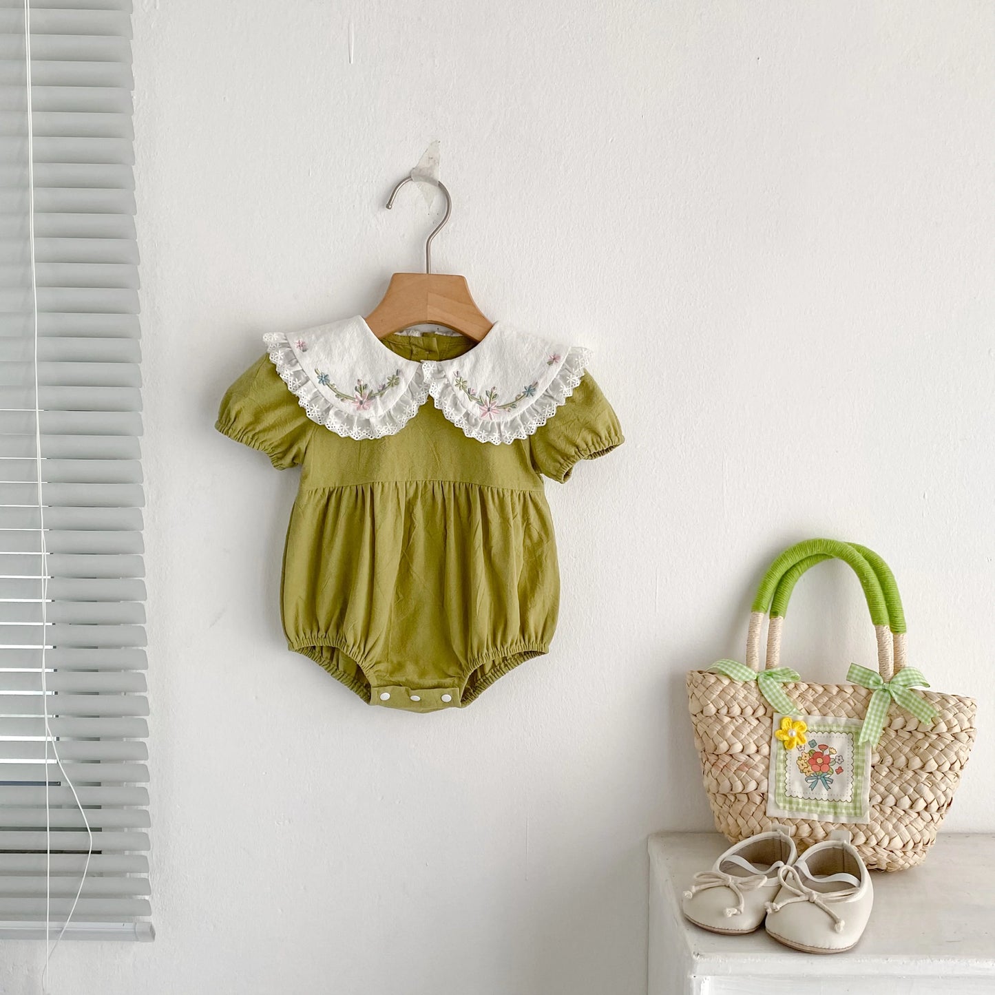 Pelele para Niñas y Bebés con Encaje Floral y Bordado Dulce