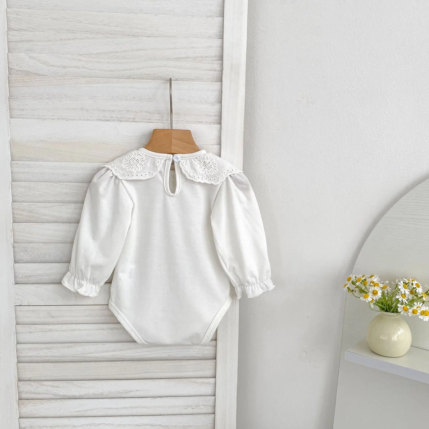 Body de algodón con cuello de encaje para bebé – Un barquito