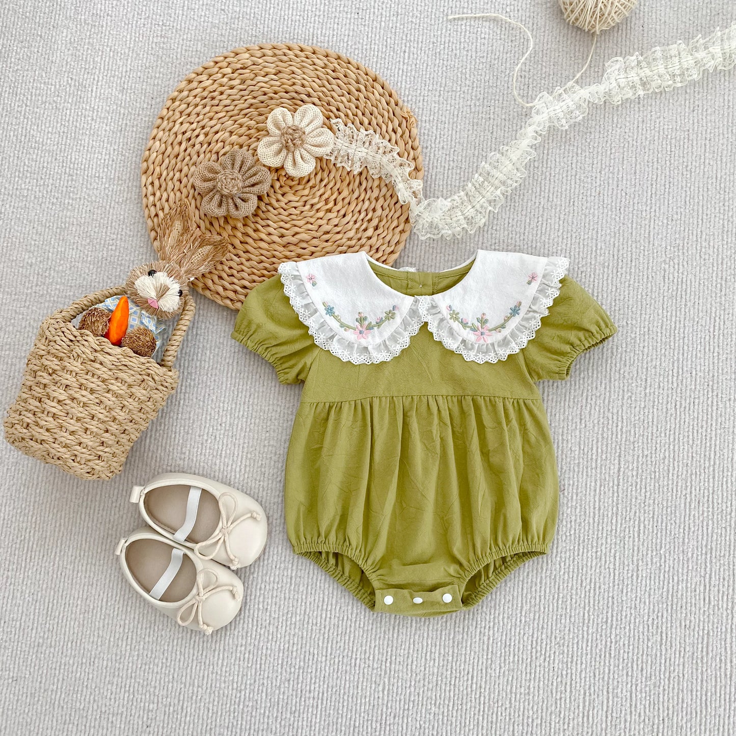 Pelele para Niñas y Bebés con Encaje Floral y Bordado Dulce