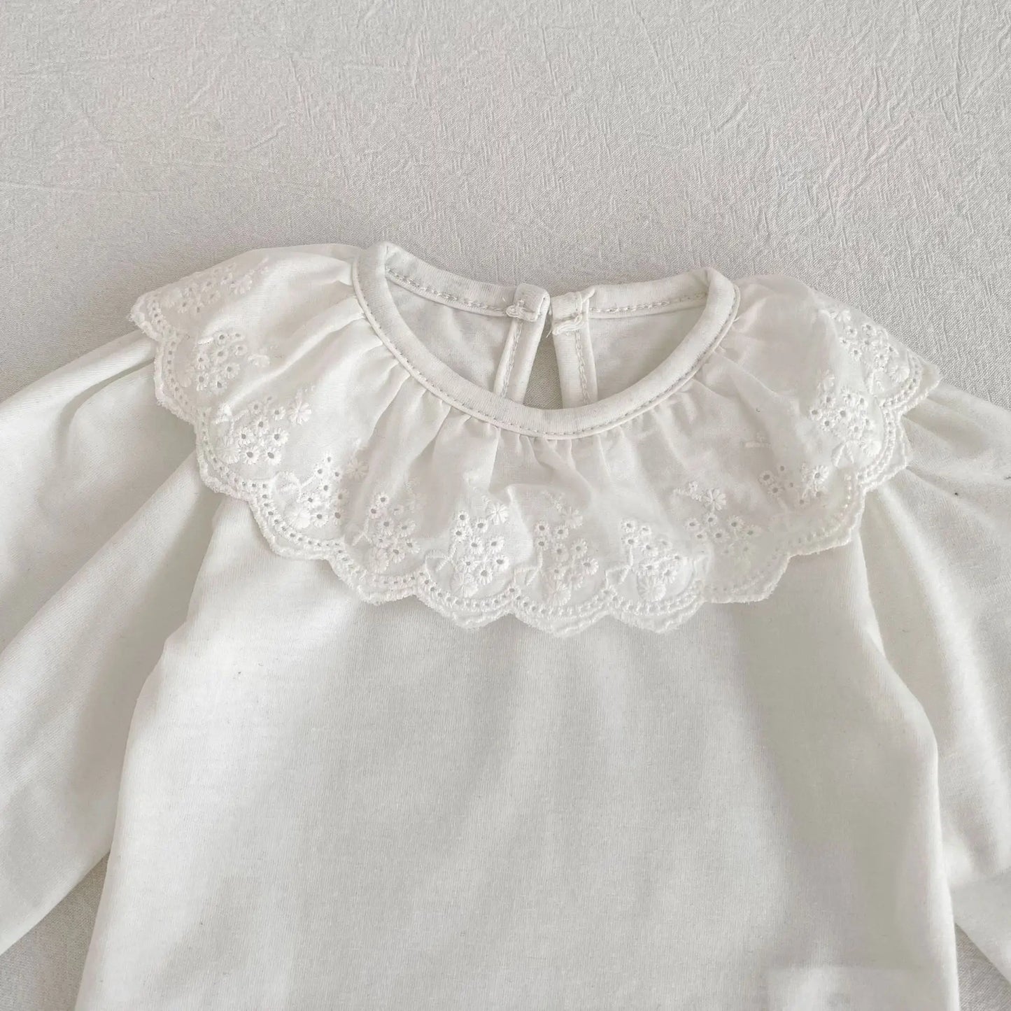 Body de algodón con cuello de encaje para bebé – Un barquito