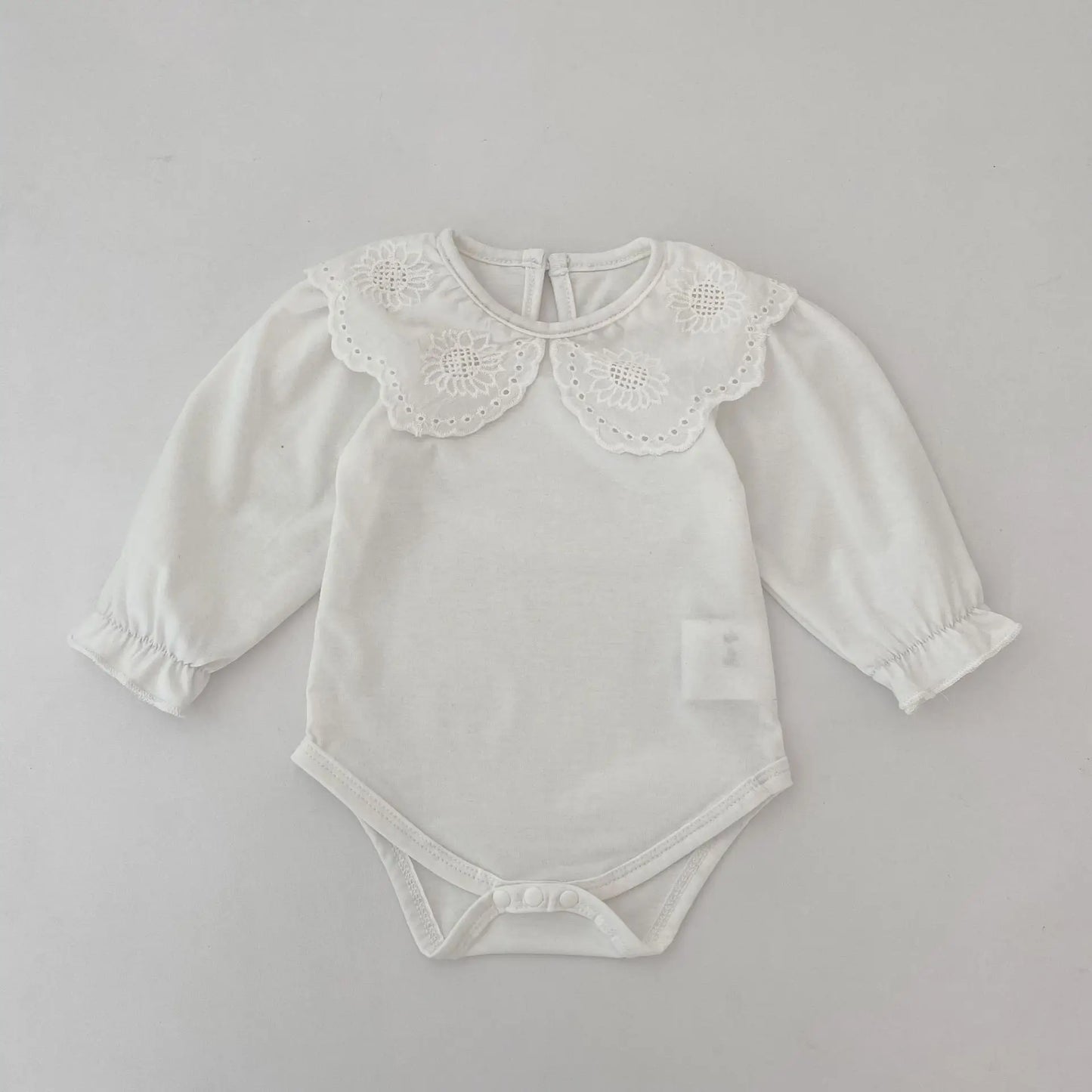 Body de algodón con cuello de encaje para bebé – Un barquito