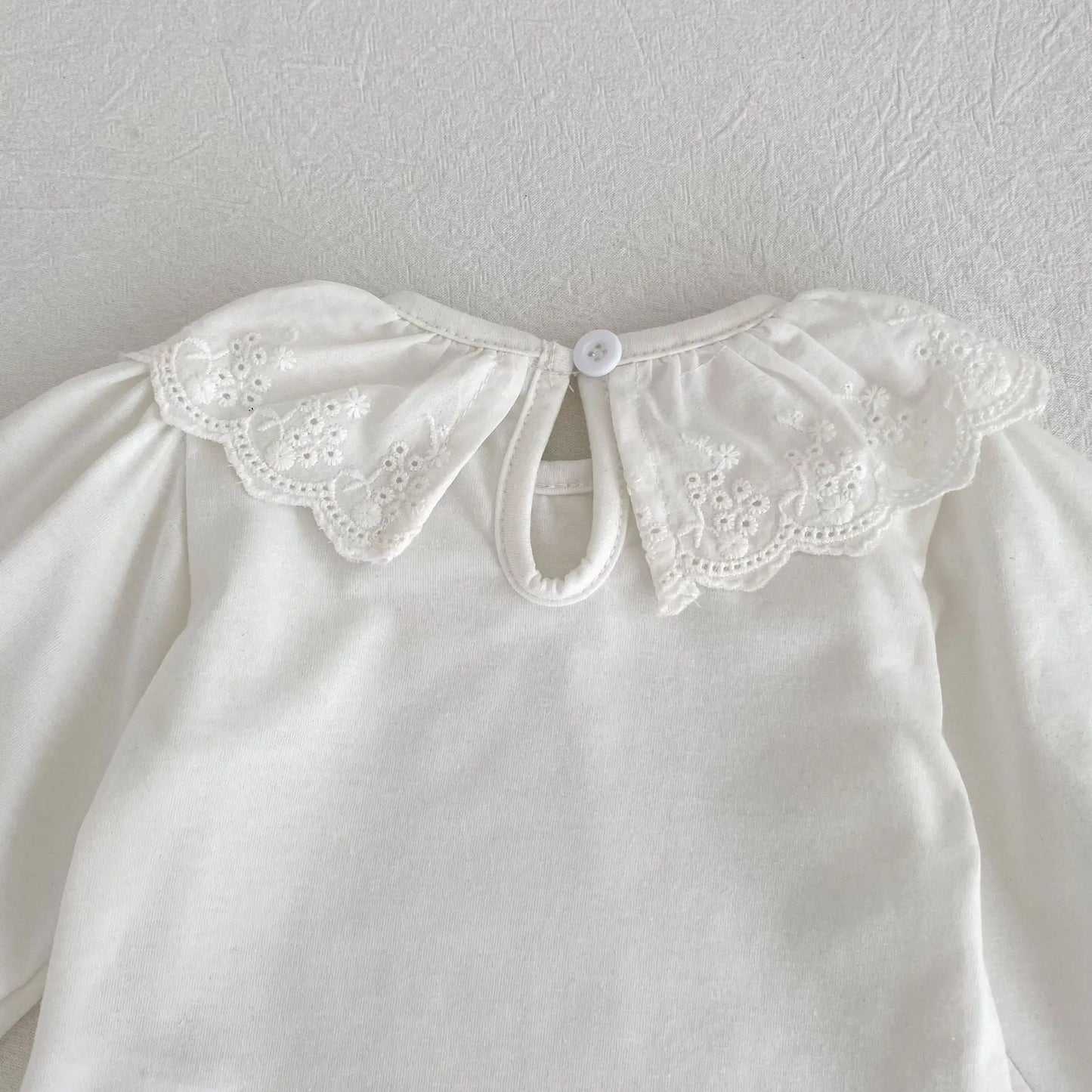 Body de algodón con cuello de encaje para bebé – Un barquito