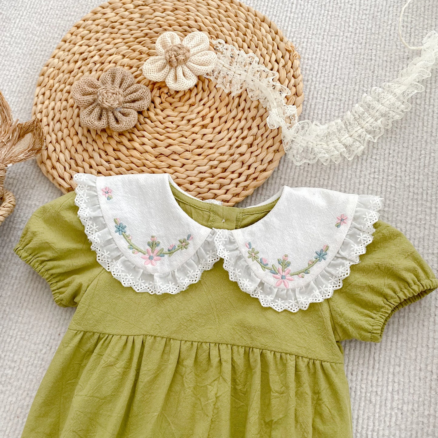 Pelele para Niñas y Bebés con Encaje Floral y Bordado Dulce