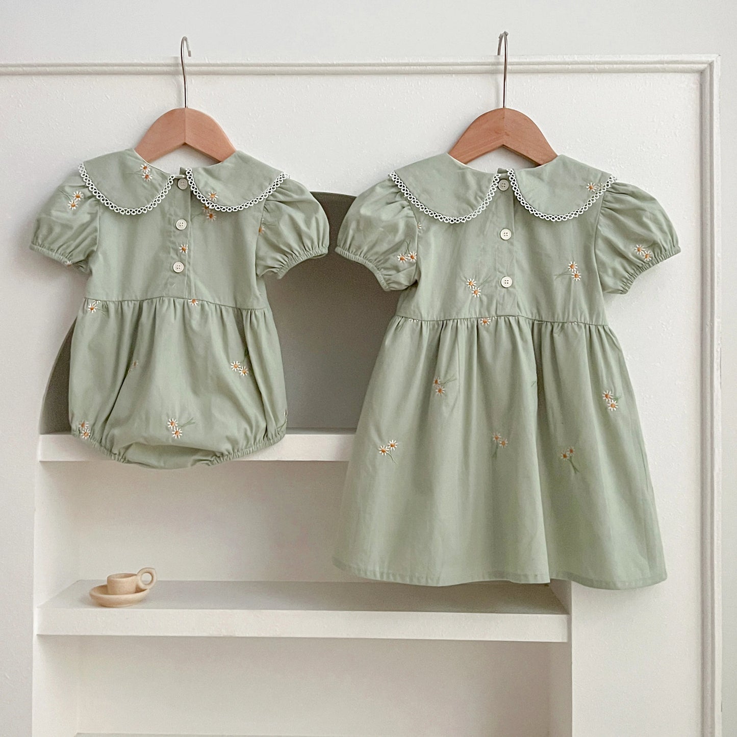 Vestido y Pelele con Flores Bordadas - Un barquito