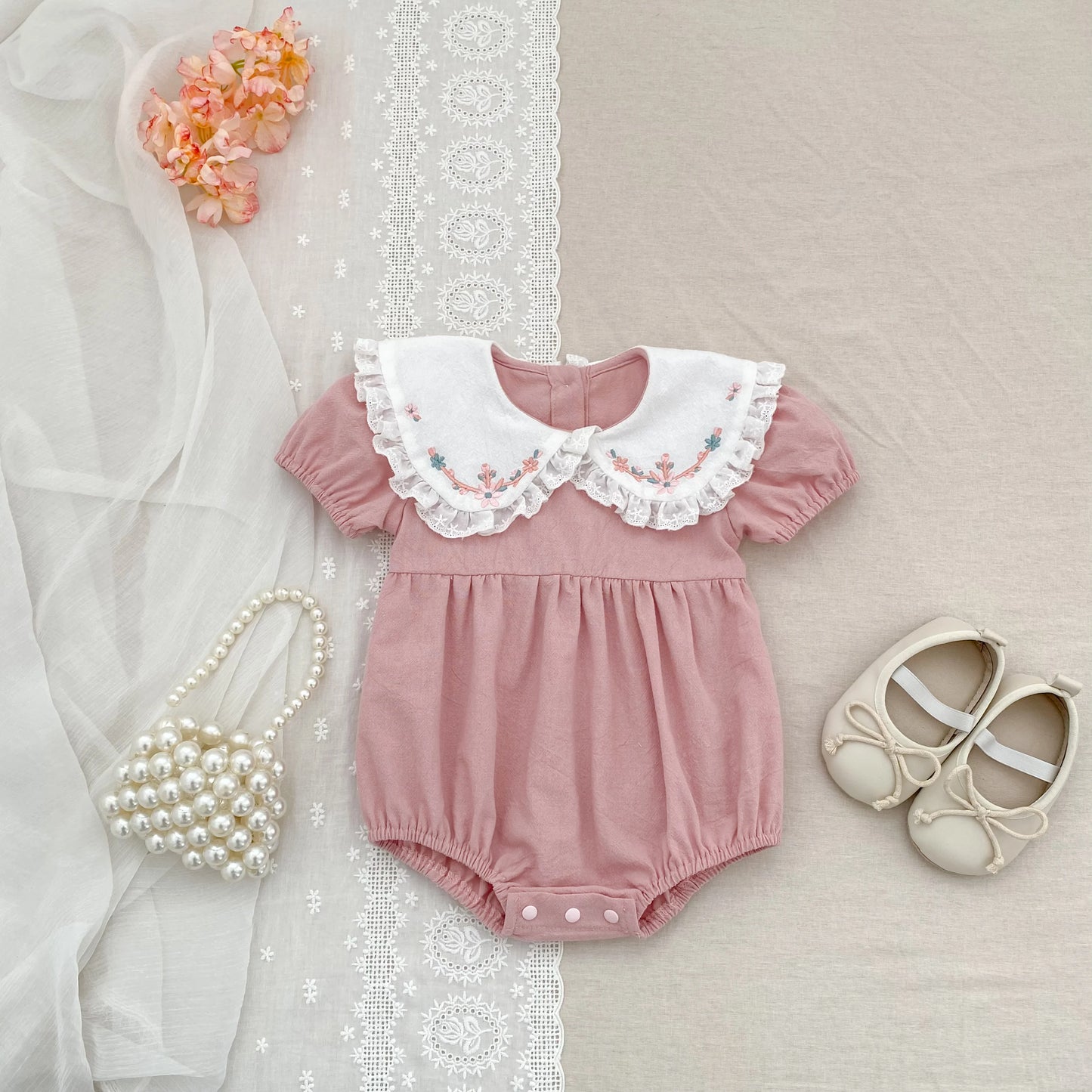 Pelele para Niñas y Bebés con Encaje Floral y Bordado Dulce