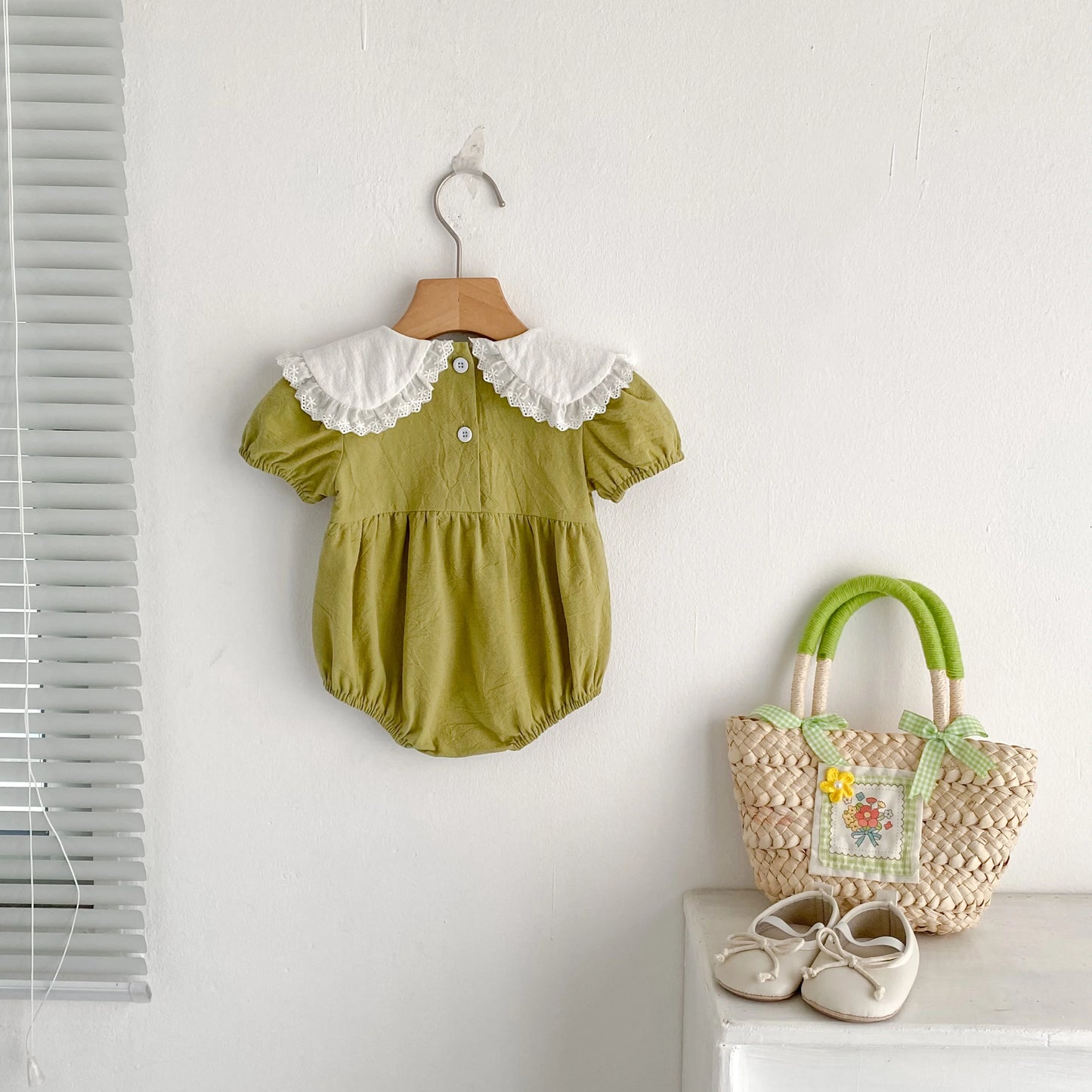 Pelele para Niñas y Bebés con Encaje Floral y Bordado Dulce